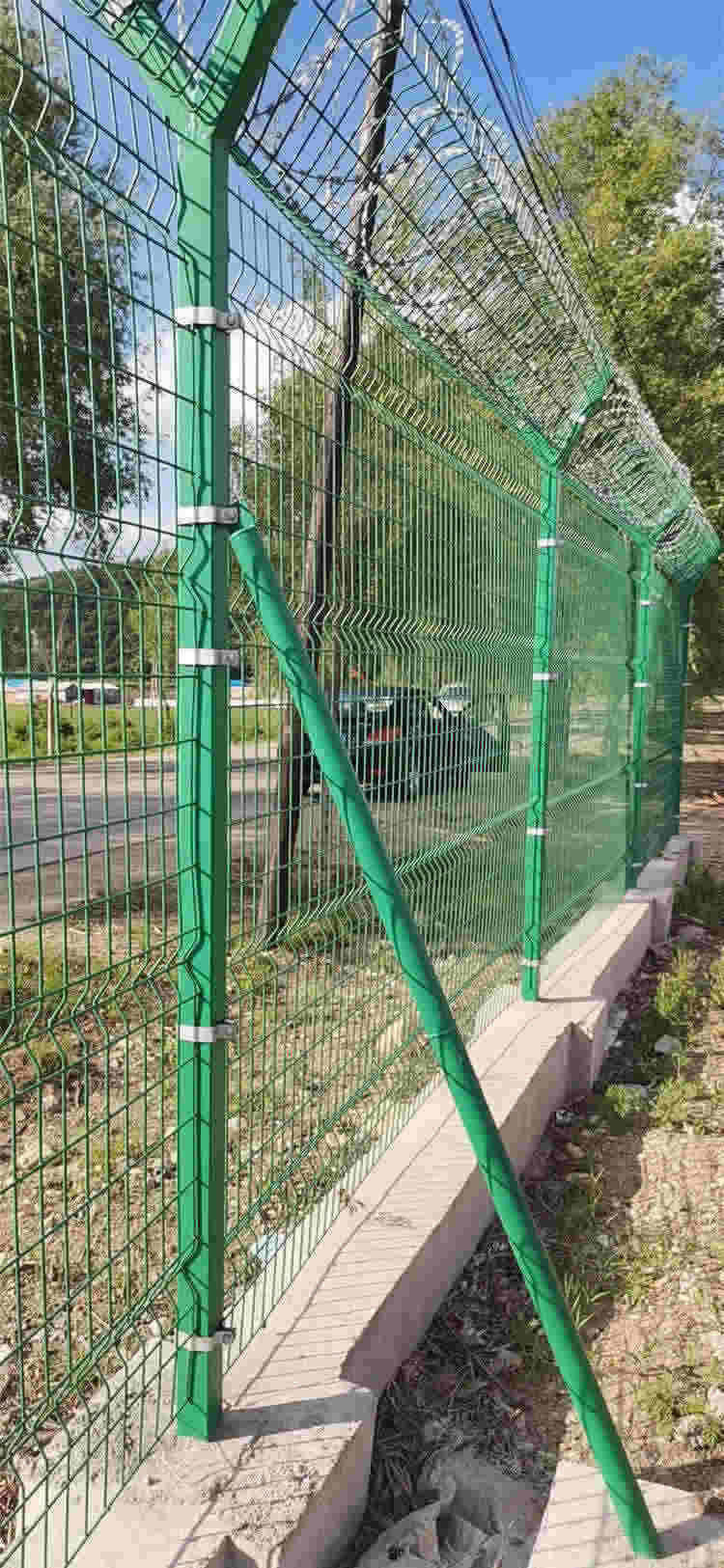 飛機場圍欄網(wǎng)又稱作鋼筋界圍網(wǎng)
